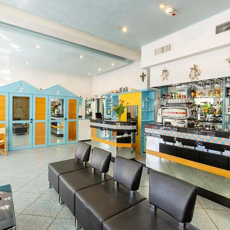 Hotel Caprice B&B - In Centro A Riccione Esterno foto