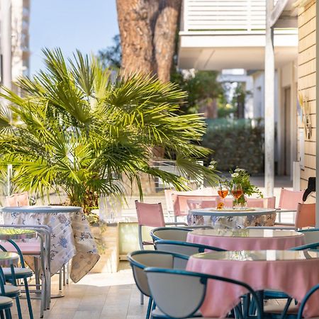 Hotel Caprice B&B - In Centro A Riccione Esterno foto