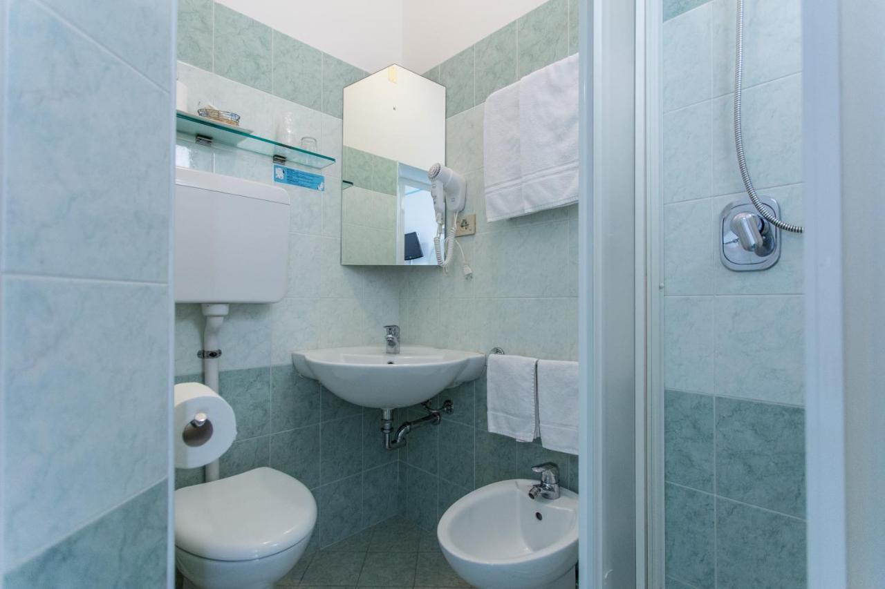 Hotel Caprice B&B - In Centro A Riccione Esterno foto