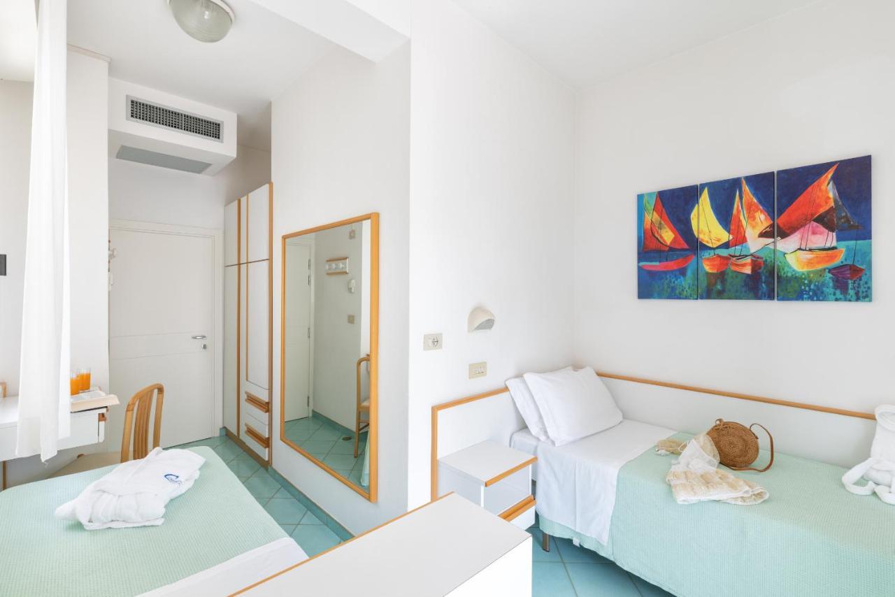 Hotel Caprice B&B - In Centro A Riccione Esterno foto