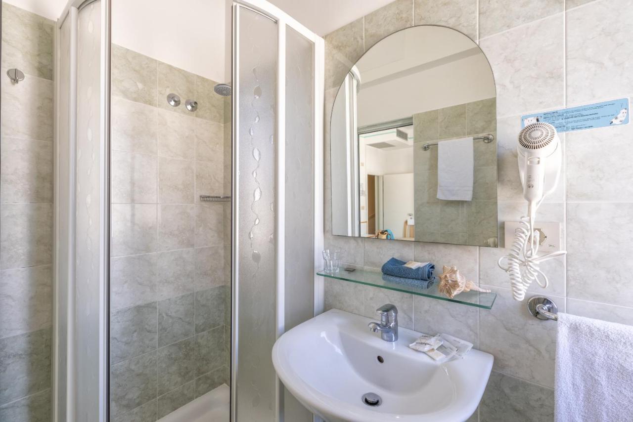 Hotel Caprice B&B - In Centro A Riccione Esterno foto
