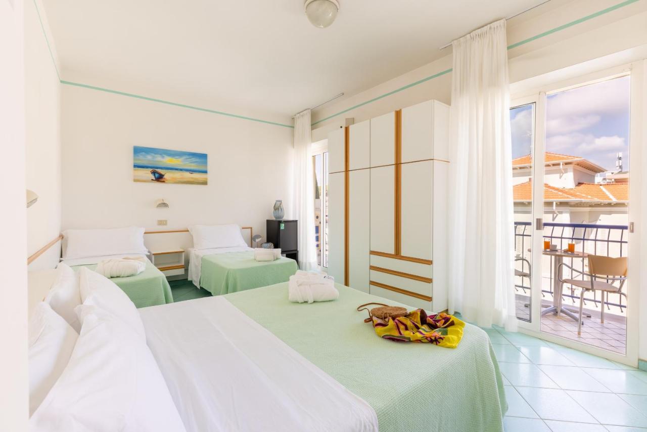 Hotel Caprice B&B - In Centro A Riccione Esterno foto