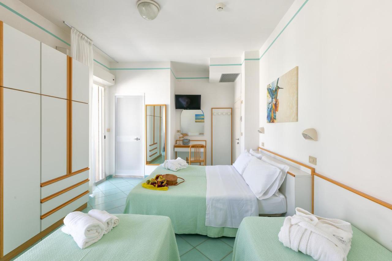 Hotel Caprice B&B - In Centro A Riccione Esterno foto