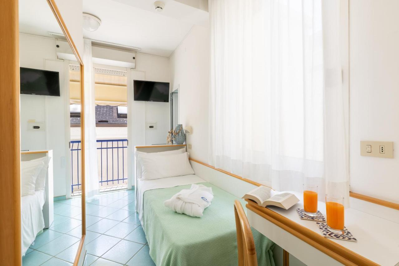 Hotel Caprice B&B - In Centro A Riccione Esterno foto