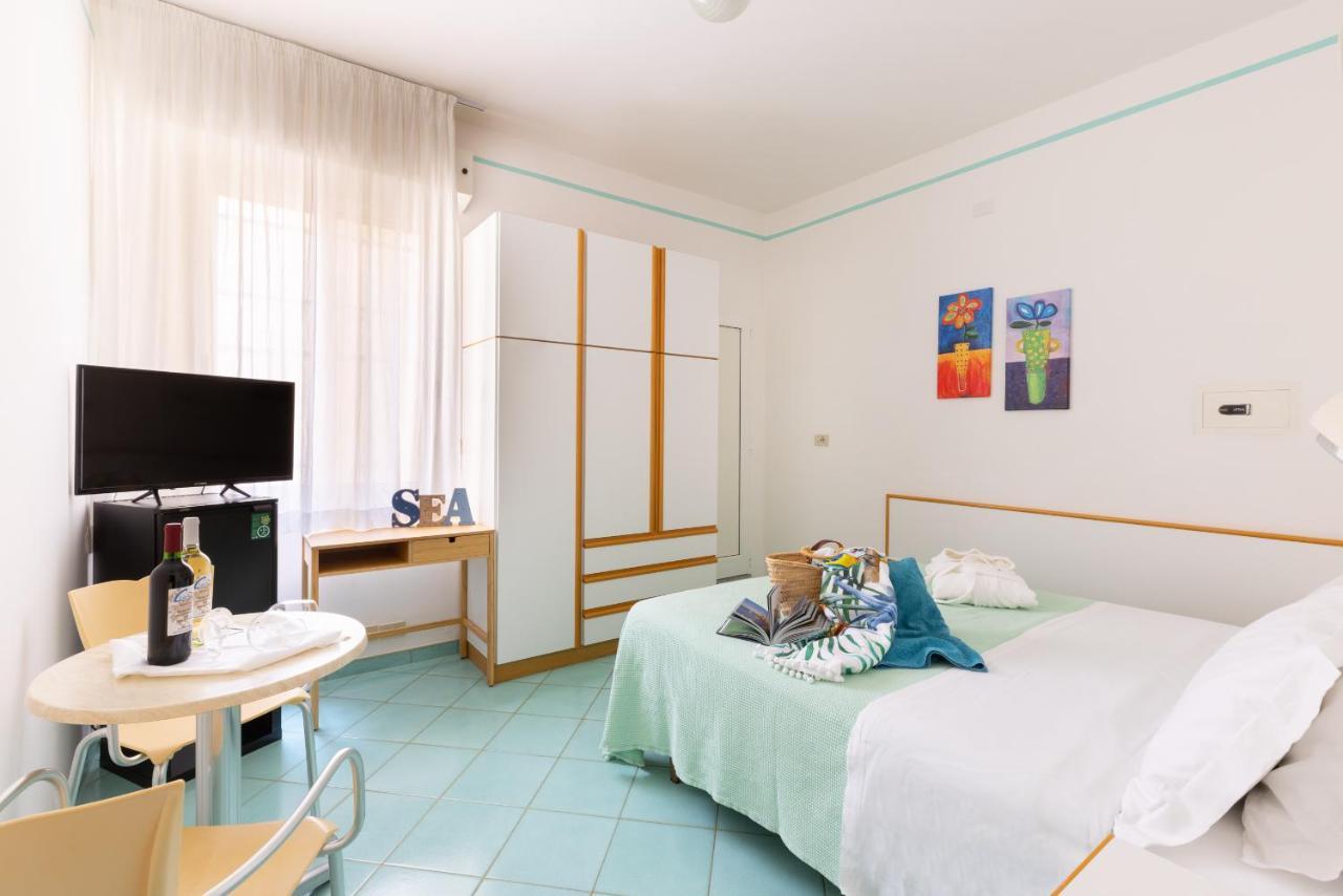 Hotel Caprice B&B - In Centro A Riccione Esterno foto