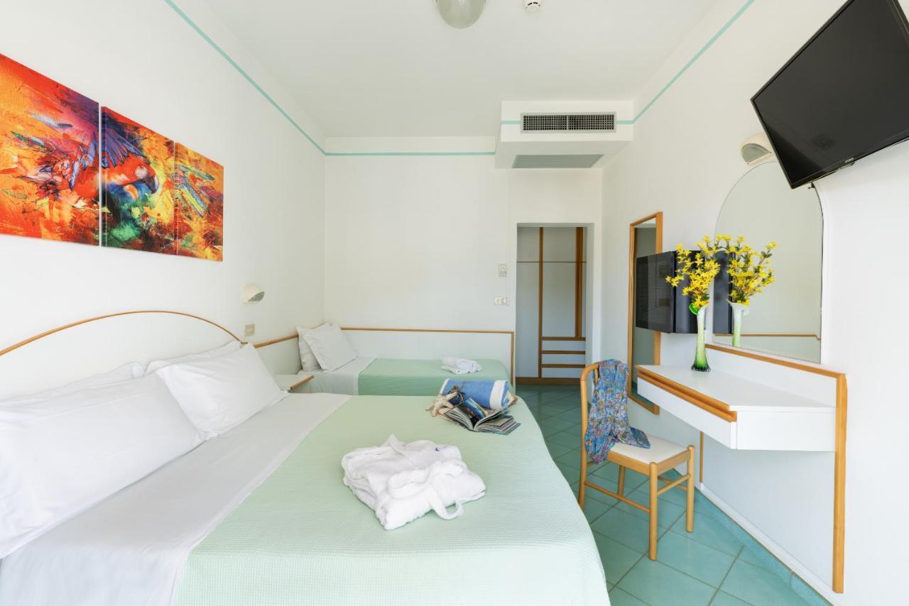 Hotel Caprice B&B - In Centro A Riccione Esterno foto