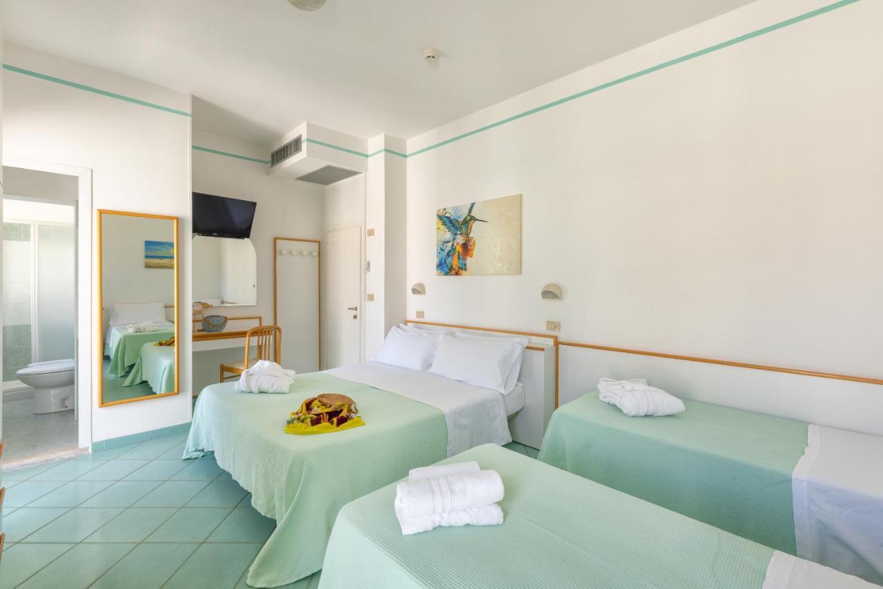 Hotel Caprice B&B - In Centro A Riccione Esterno foto