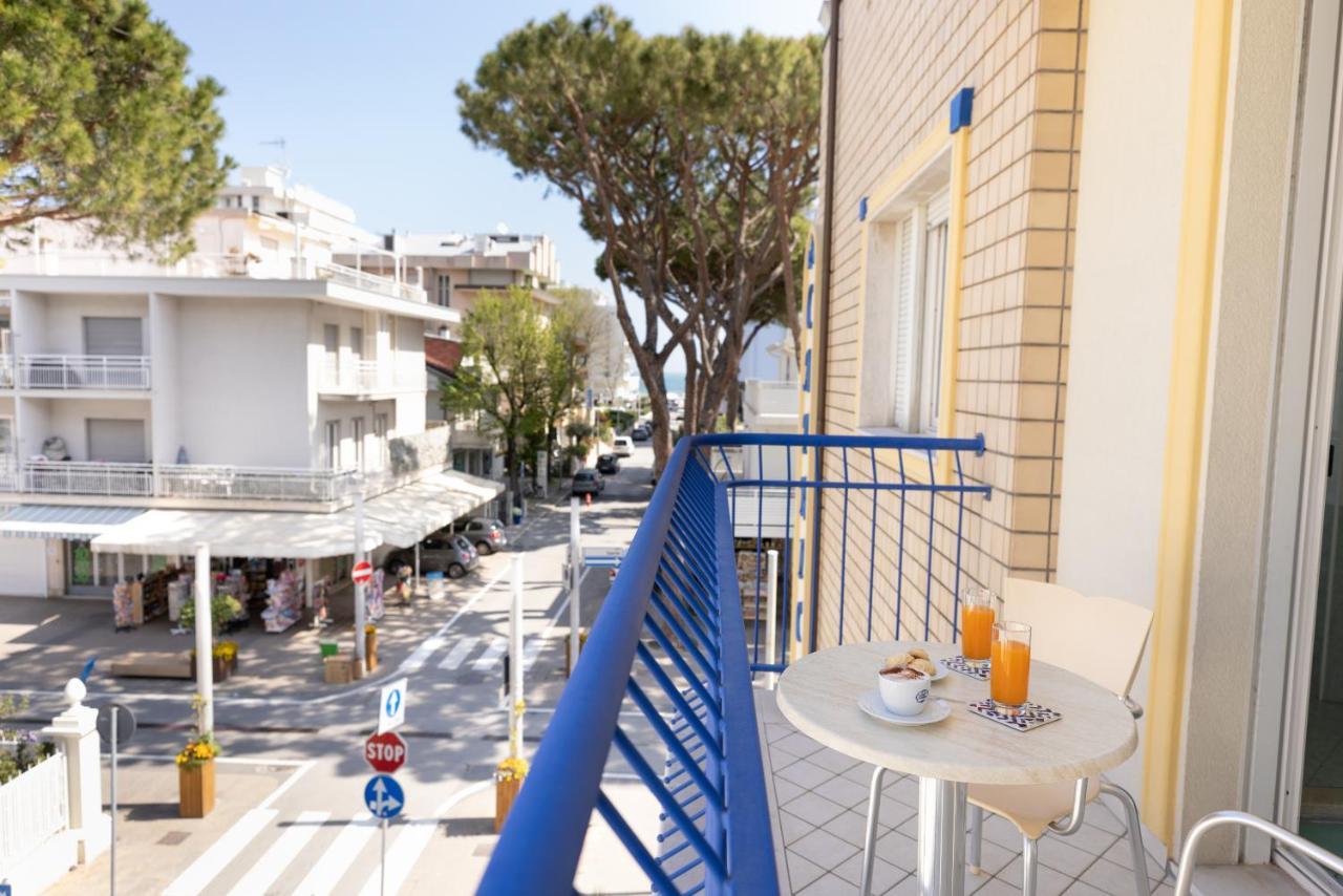 Hotel Caprice B&B - In Centro A Riccione Esterno foto