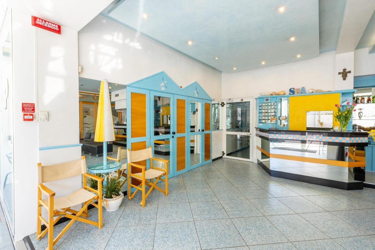 Hotel Caprice B&B - In Centro A Riccione Esterno foto