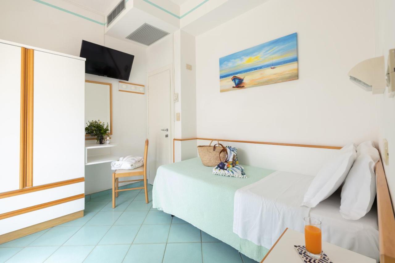 Hotel Caprice B&B - In Centro A Riccione Esterno foto