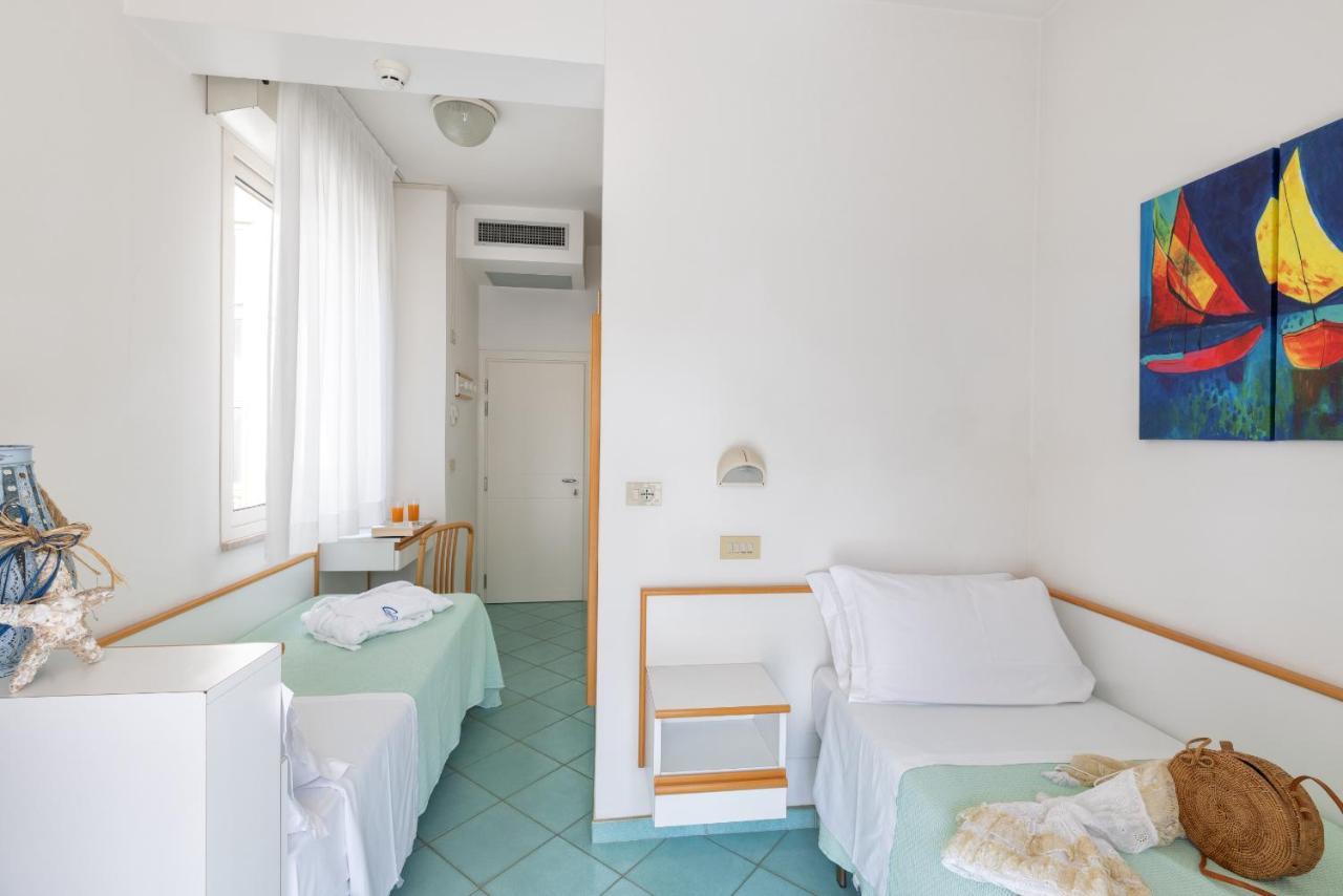 Hotel Caprice B&B - In Centro A Riccione Esterno foto