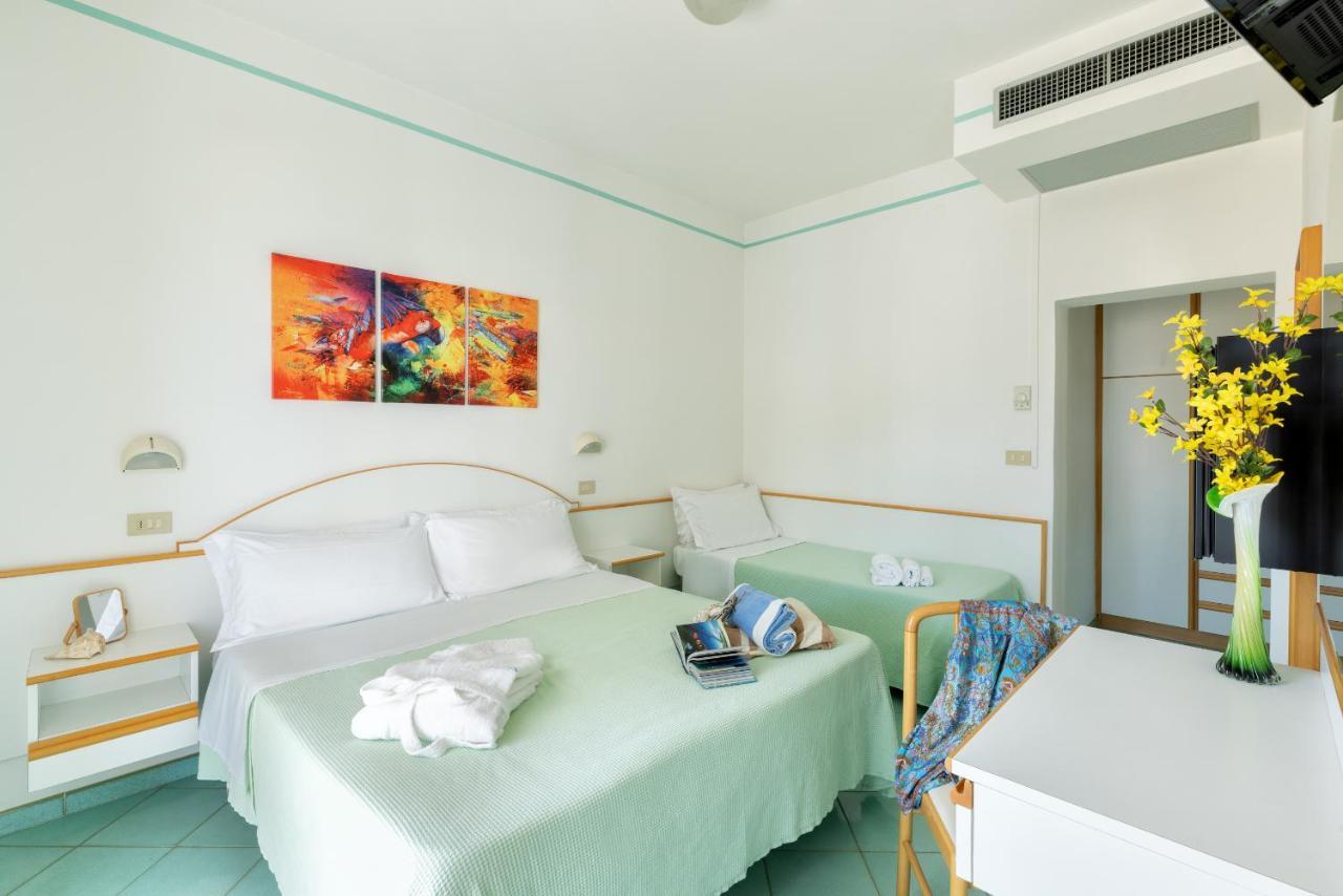 Hotel Caprice B&B - In Centro A Riccione Esterno foto