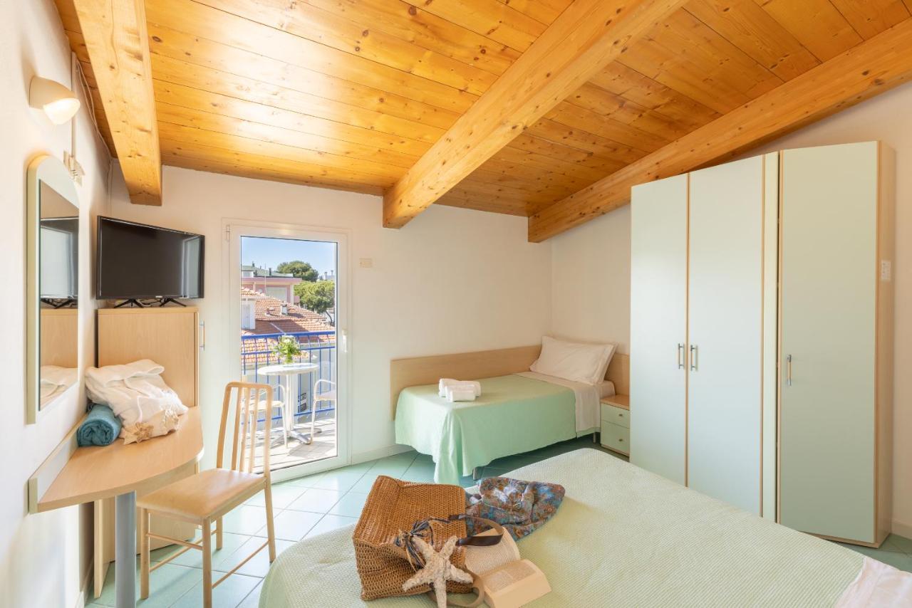 Hotel Caprice B&B - In Centro A Riccione Esterno foto