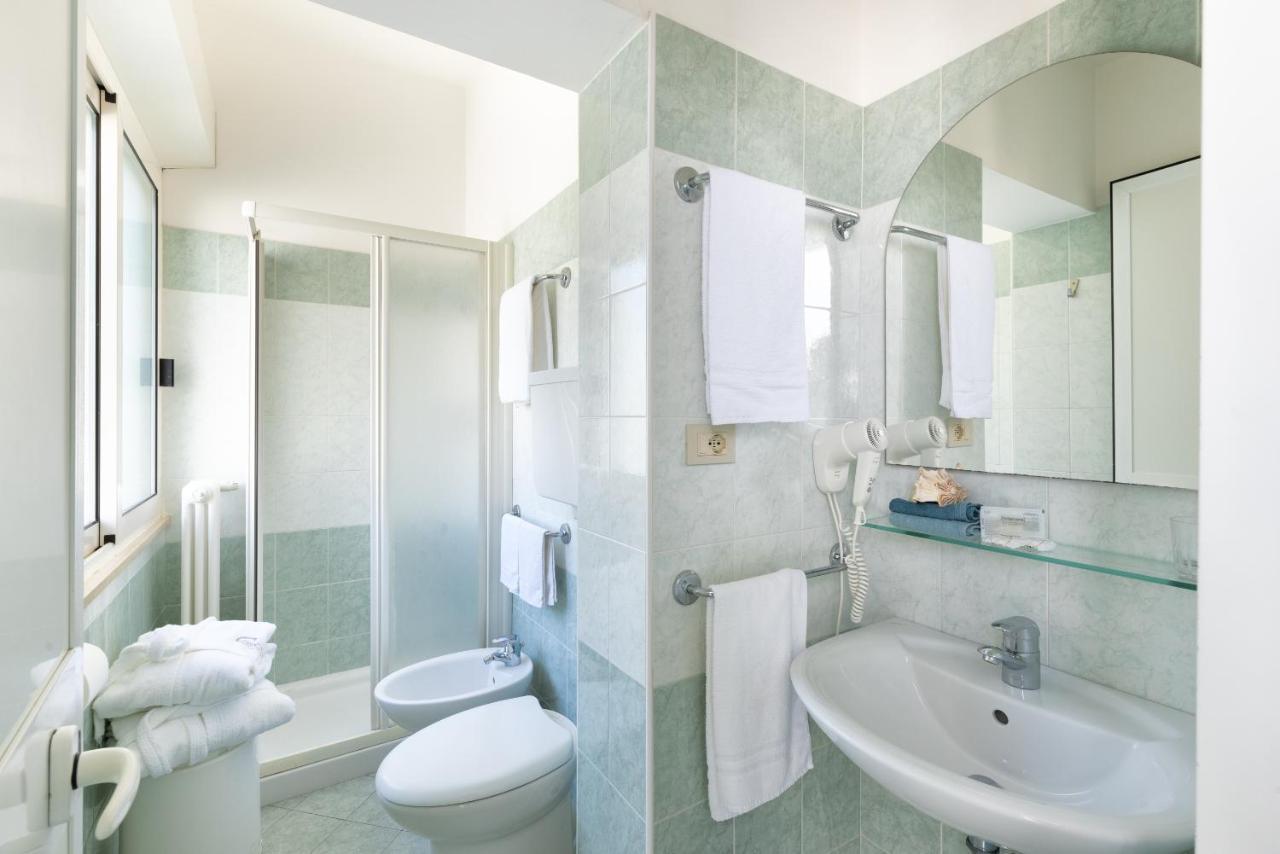 Hotel Caprice B&B - In Centro A Riccione Esterno foto