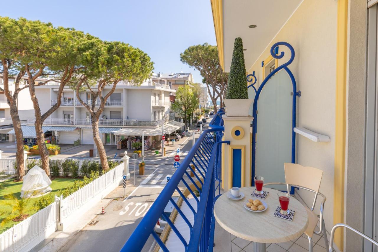Hotel Caprice B&B - In Centro A Riccione Esterno foto