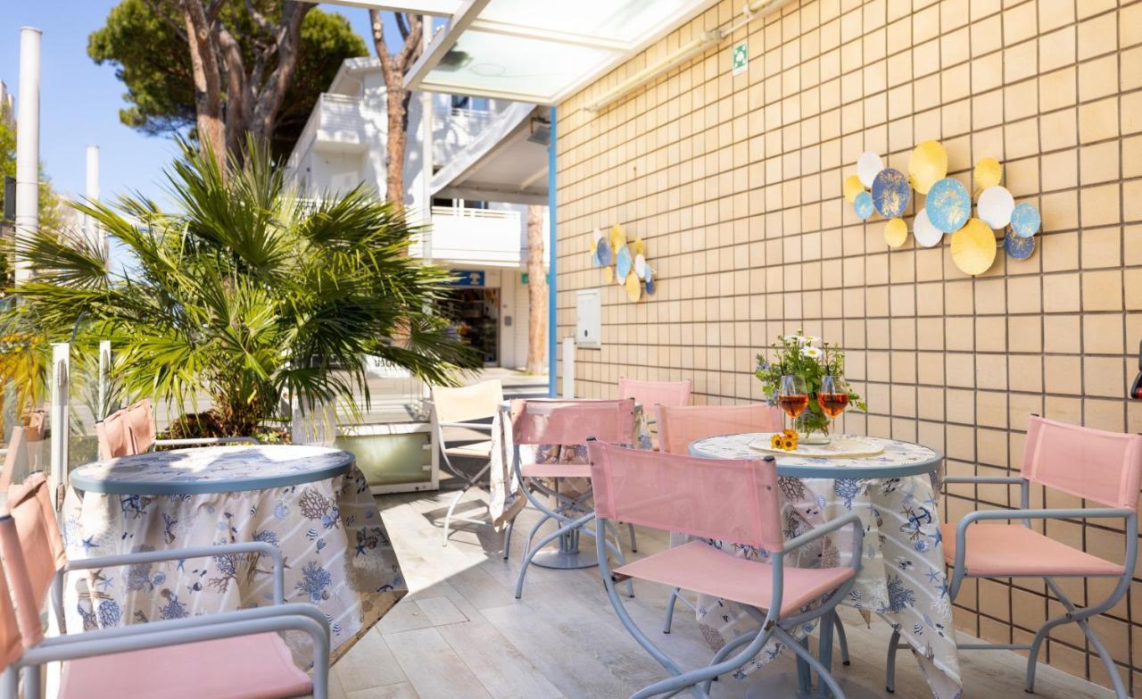 Hotel Caprice B&B - In Centro A Riccione Esterno foto