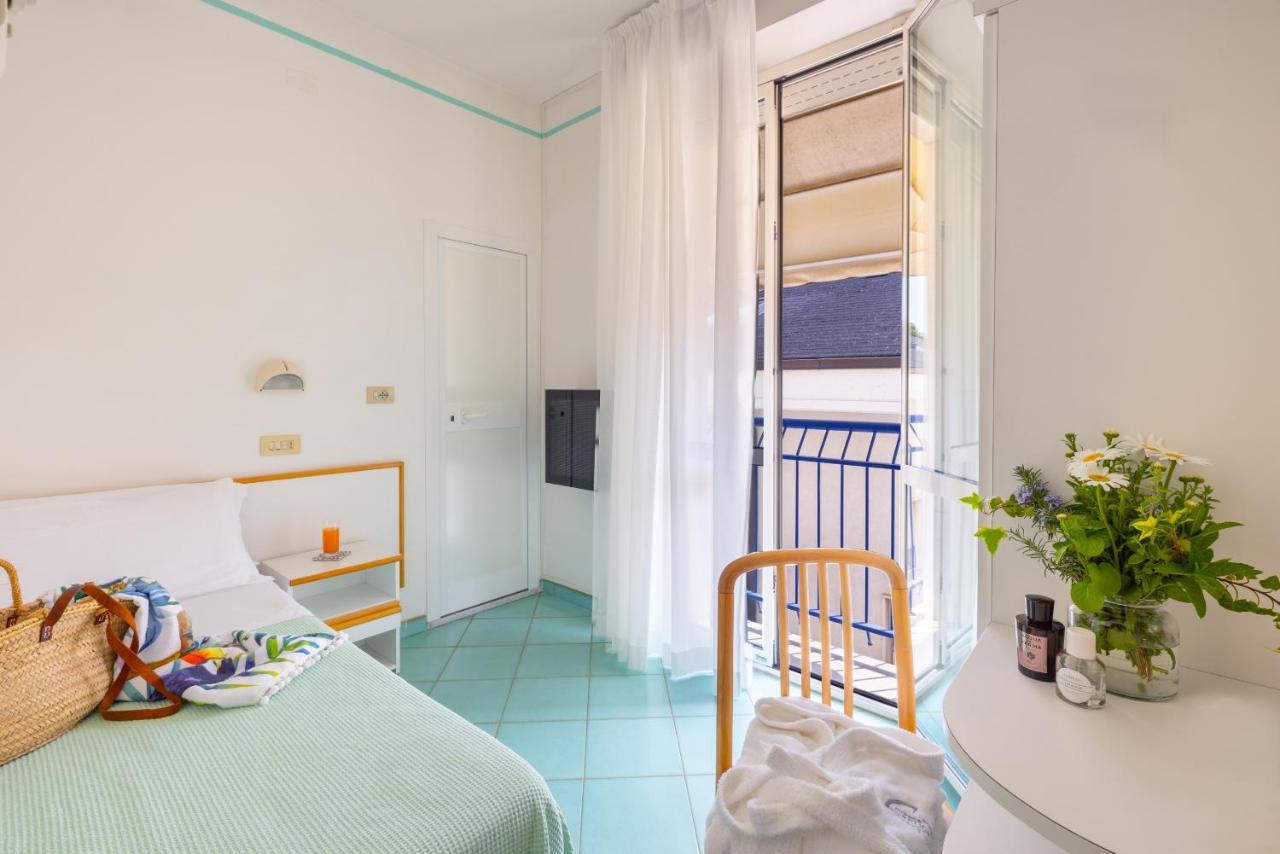 Hotel Caprice B&B - In Centro A Riccione Esterno foto