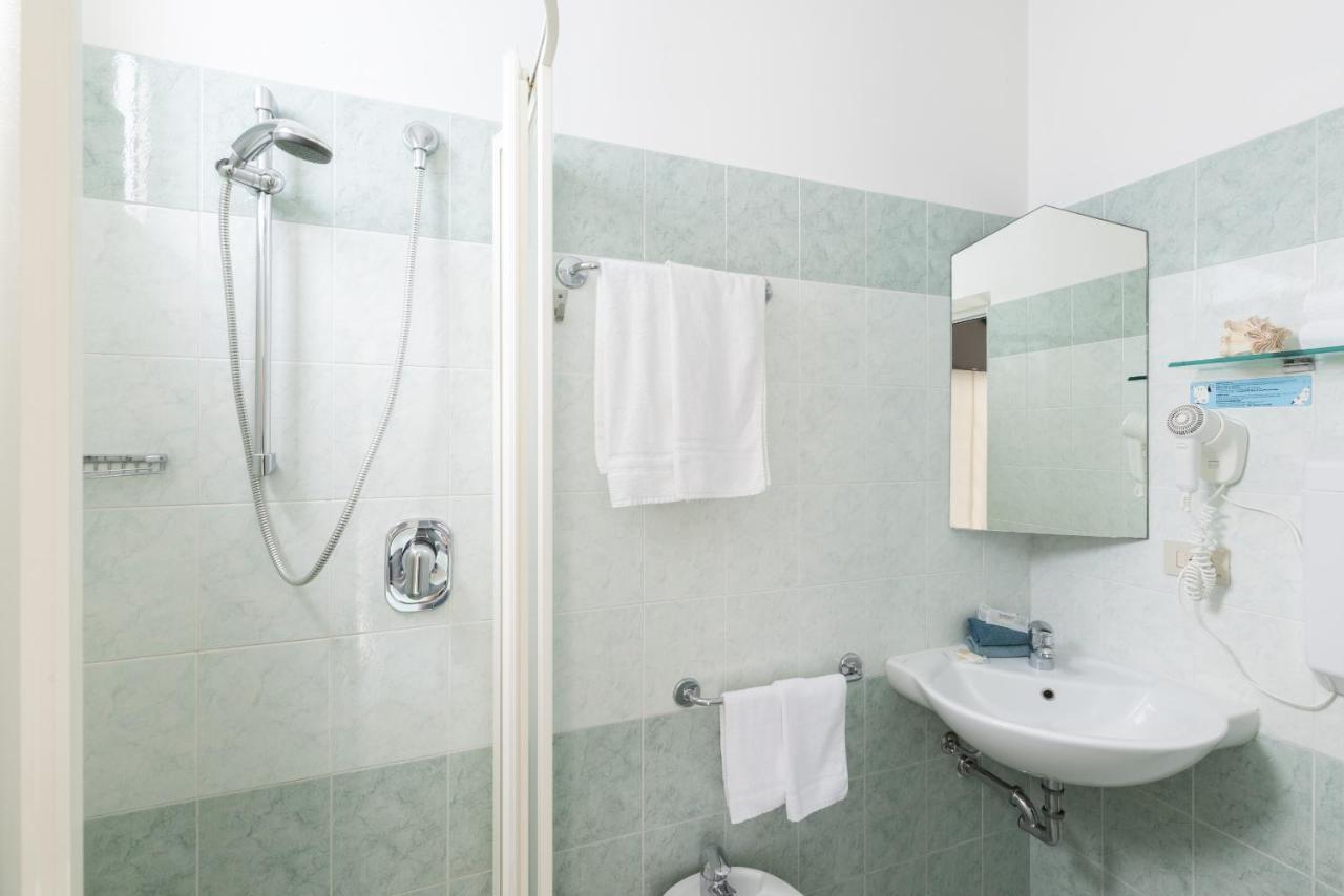 Hotel Caprice B&B - In Centro A Riccione Esterno foto