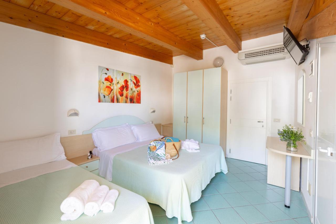 Hotel Caprice B&B - In Centro A Riccione Esterno foto