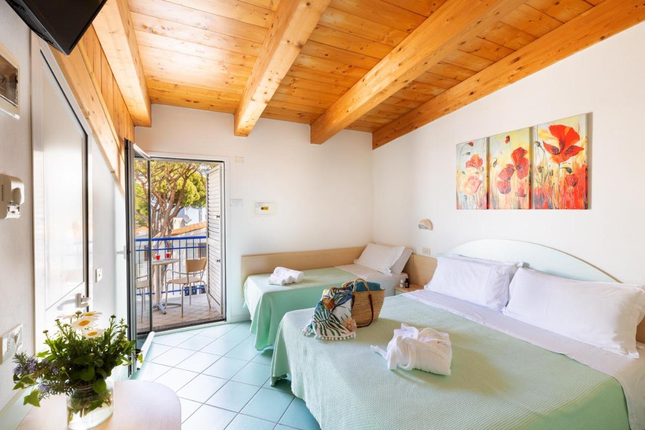 Hotel Caprice B&B - In Centro A Riccione Esterno foto
