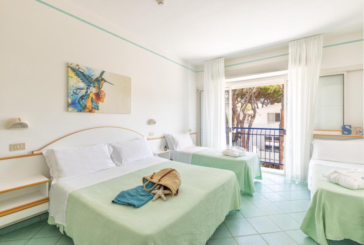Hotel Caprice B&B - In Centro A Riccione Esterno foto