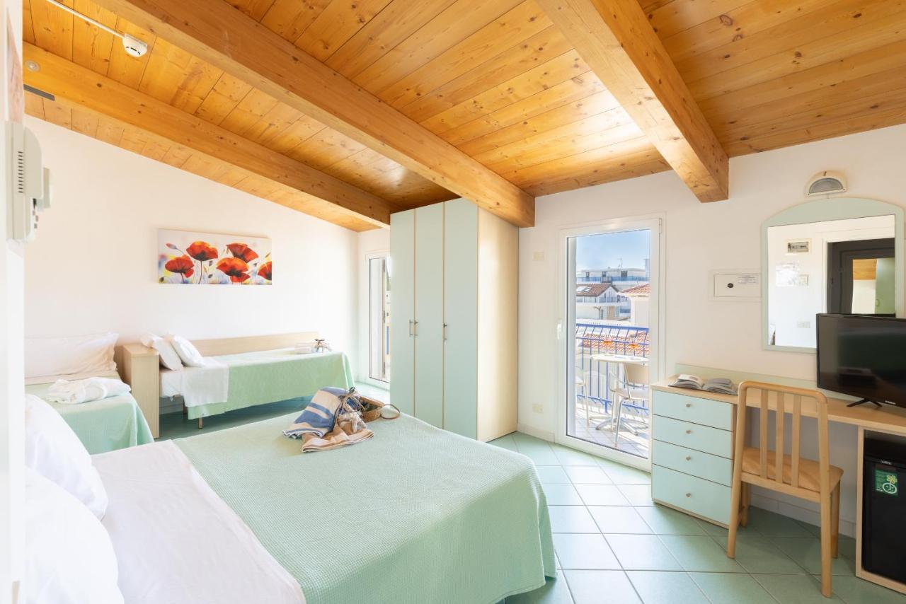 Hotel Caprice B&B - In Centro A Riccione Esterno foto
