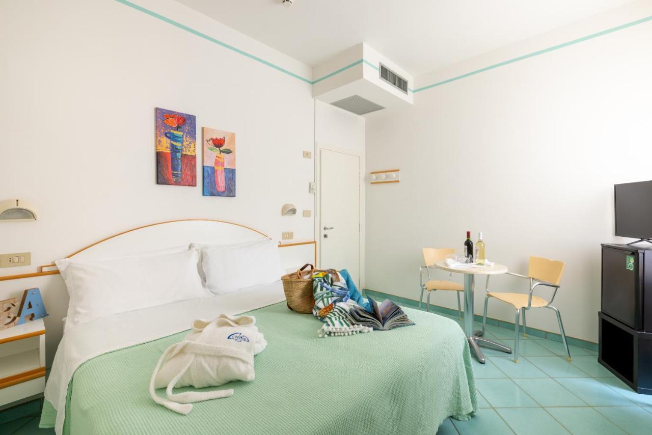 Hotel Caprice B&B - In Centro A Riccione Esterno foto