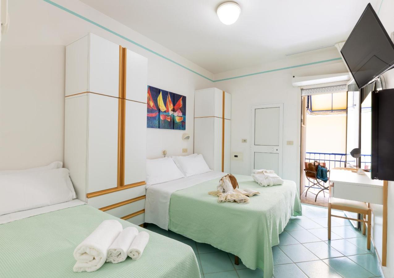 Hotel Caprice B&B - In Centro A Riccione Esterno foto