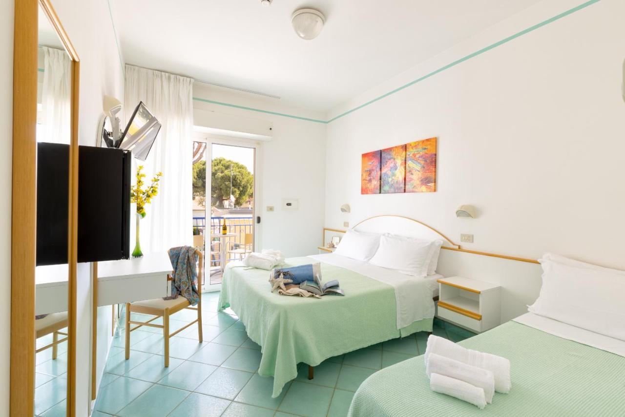 Hotel Caprice B&B - In Centro A Riccione Esterno foto