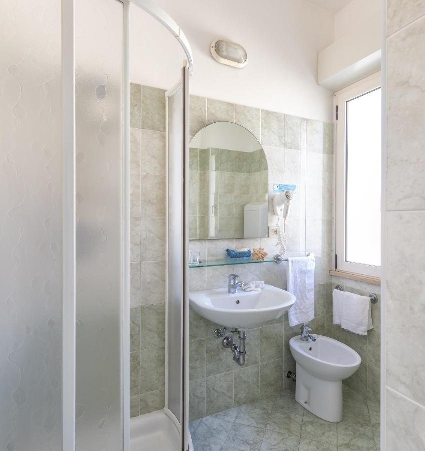 Hotel Caprice B&B - In Centro A Riccione Esterno foto