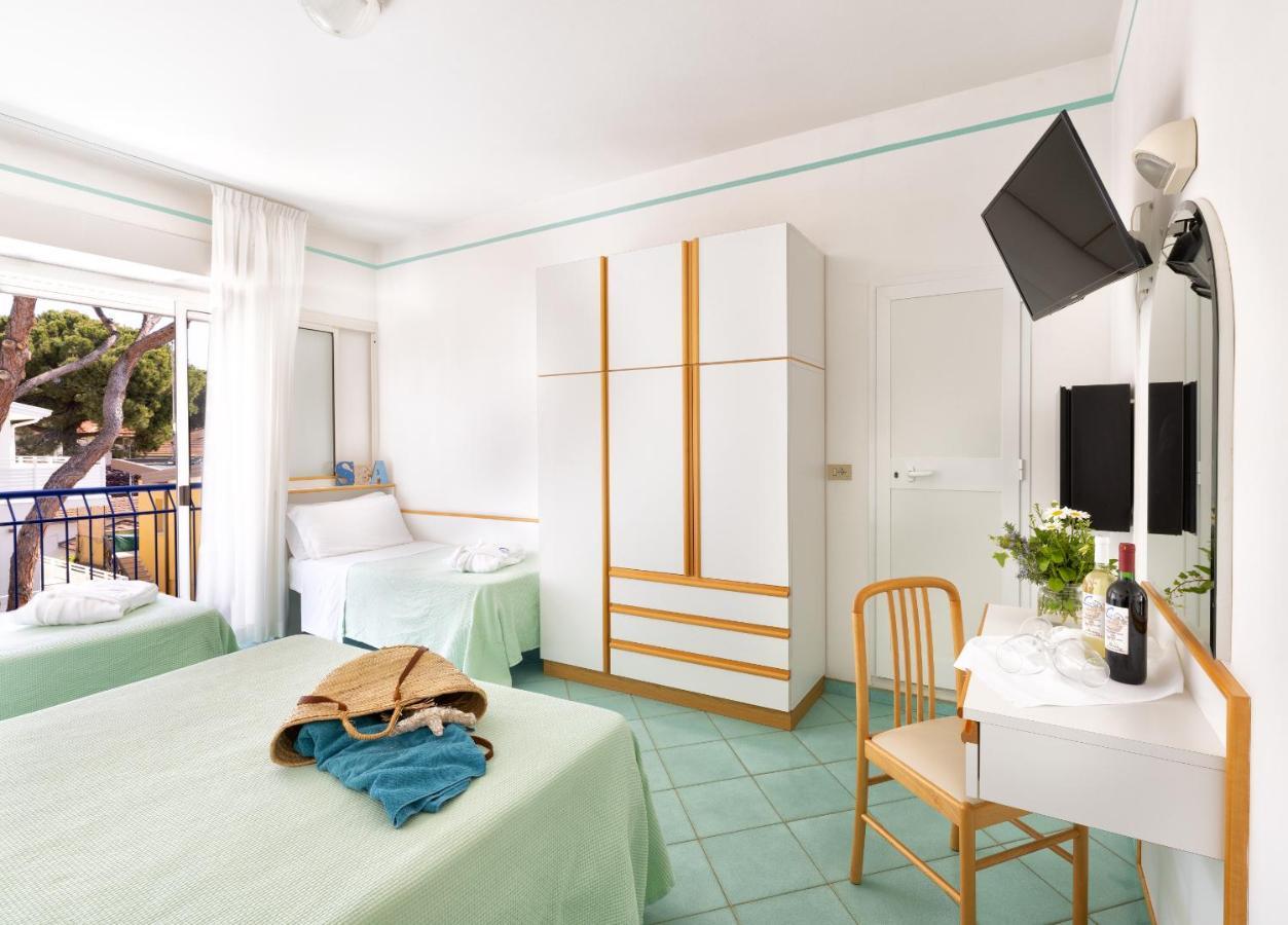Hotel Caprice B&B - In Centro A Riccione Esterno foto