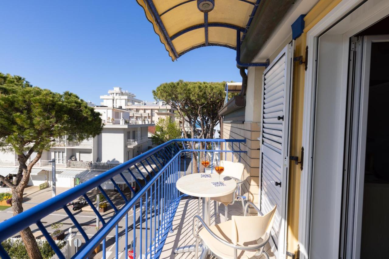 Hotel Caprice B&B - In Centro A Riccione Esterno foto