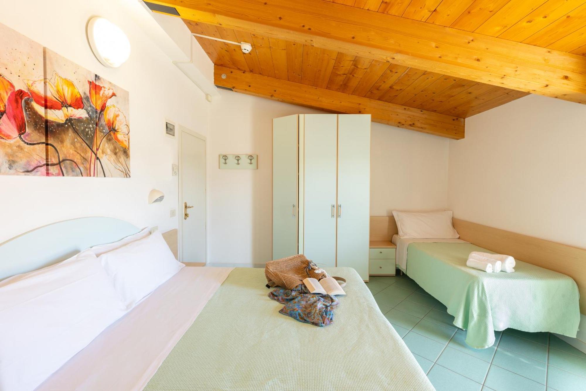 Hotel Caprice B&B - In Centro A Riccione Esterno foto