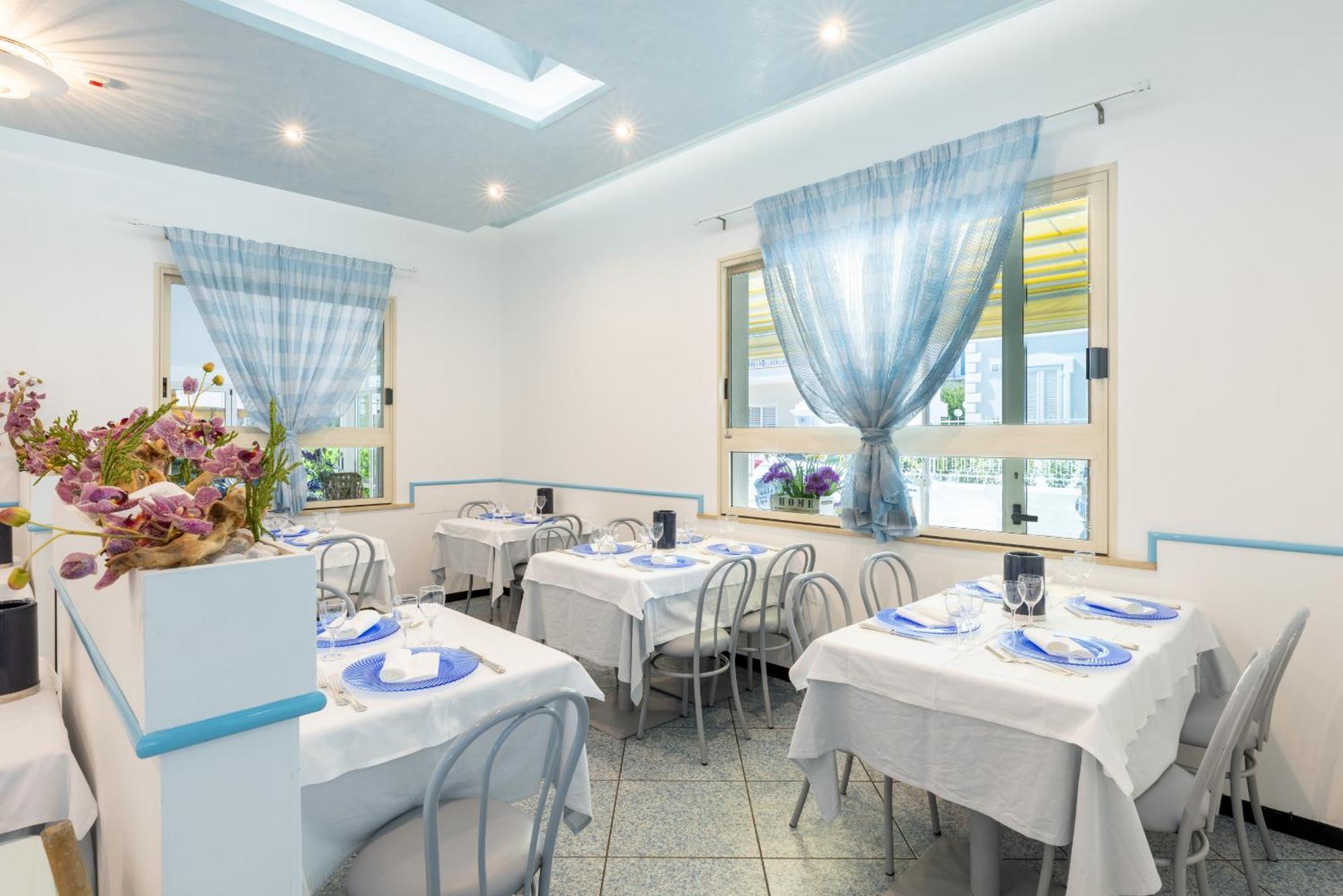Hotel Caprice B&B - In Centro A Riccione Esterno foto