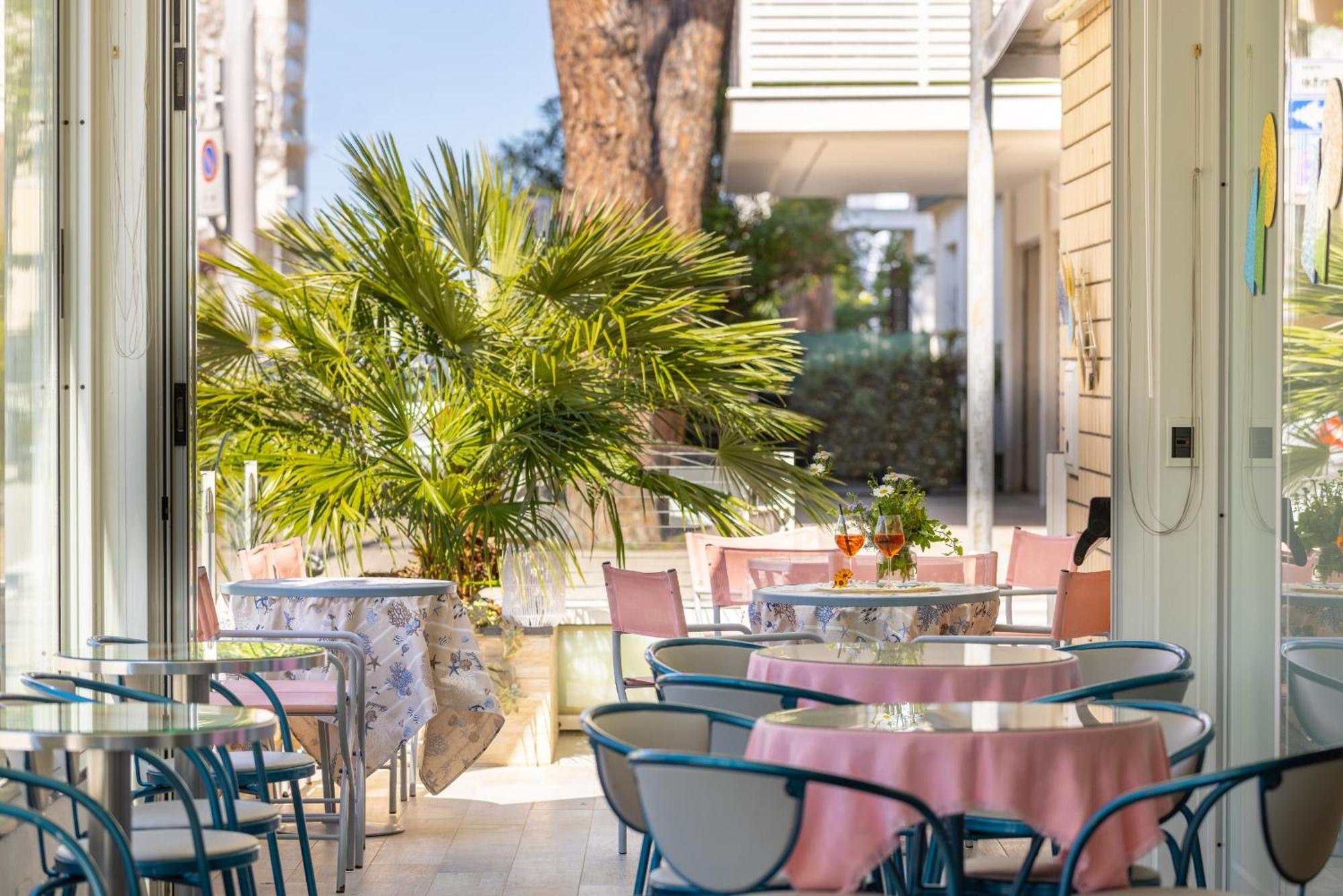 Hotel Caprice B&B - In Centro A Riccione Esterno foto