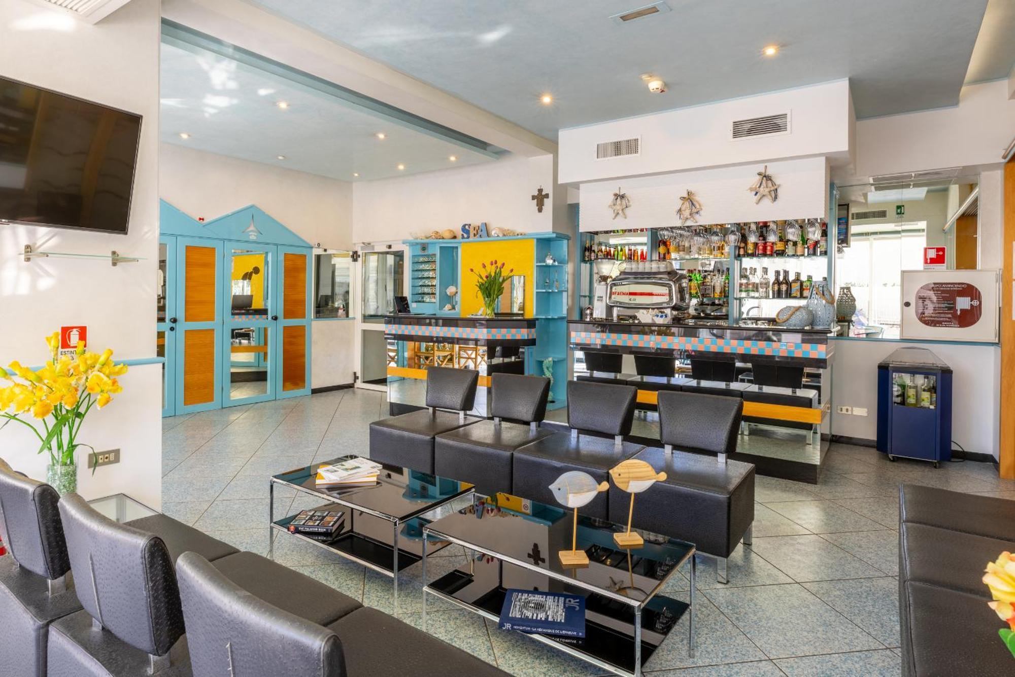 Hotel Caprice B&B - In Centro A Riccione Esterno foto